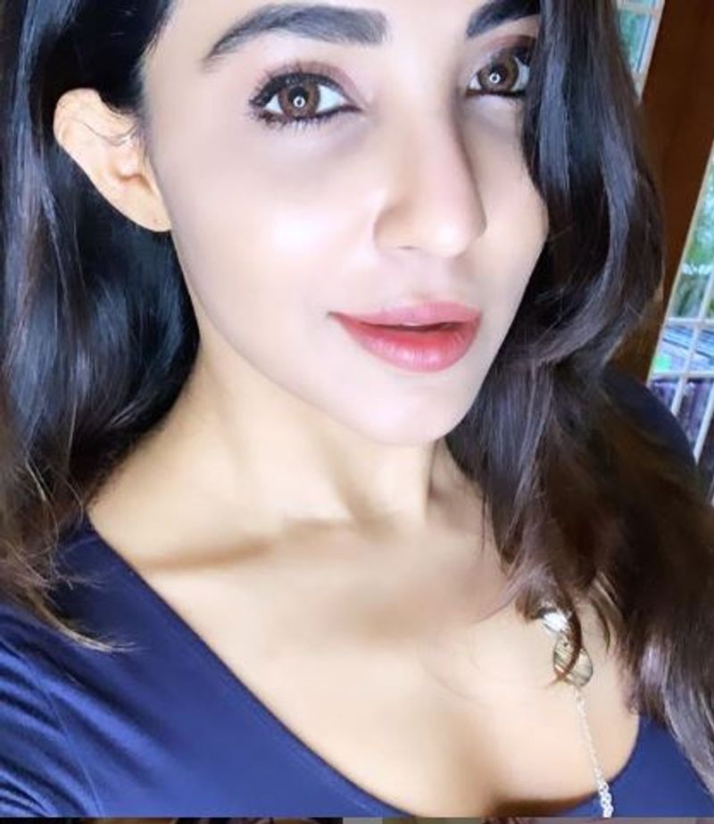 லோ நெக் டாப் போட்டு டாப் டக்கர் போஸ் 