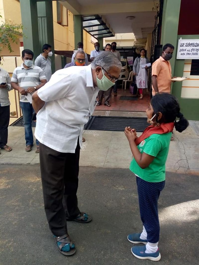 ವಿಧಾನಸೌಧಕ್ಕೆ ಹೊರಟಿದ್ದೆ. ಈ young friend ಬಂದು ನನ್ನೆದುರು ನಿಂತಳು.