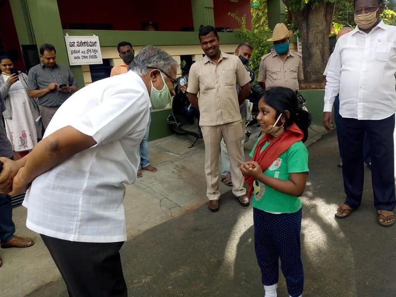 ನಿಮ್ಮನ್ನು ಟಿವಿ ಯಲ್ಲಿ ನೋಡಿದ್ದೇನೆ" ಎಂದಳು ಮಹನ್ಯಾ ಎಂಬ ಈ ಬಾಲೆ.