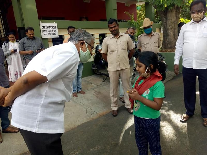 ಸ್ಕೂಲ್ ಯಾವಾಗ ಪ್ರಾರಂಭ ಮಾಡುತ್ತೀರಾ" ಎಂದು ಕೇಳಿದಳು.