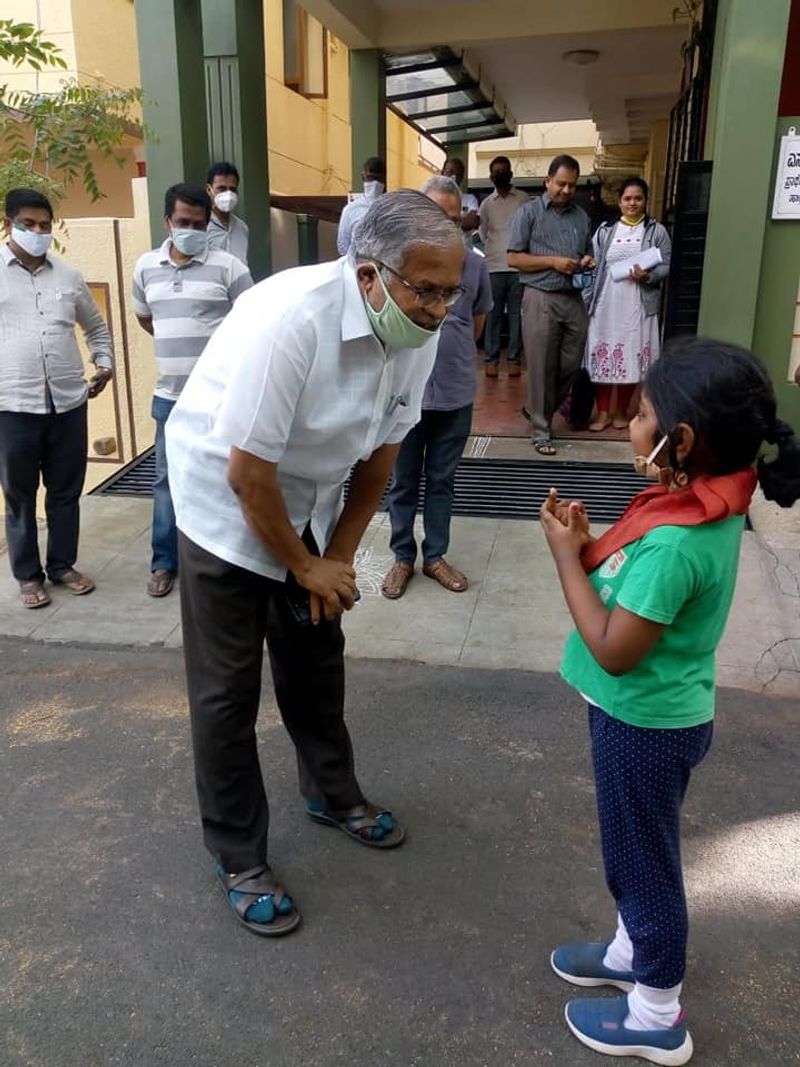 'ಯಾವಾಗ ಶುರು ಮಾಡಬೇಕು?" ಎಂಬ ನನ್ನ ಪ್ರಶ್ನೆಗೆ "ಕೊರೋನಾ ಹೋದ ಮೇಲೆ" ಎಂದಳು First Std ಓದುತ್ತಿರುವ ಈ ಚಿನ್ನಾರಿ.