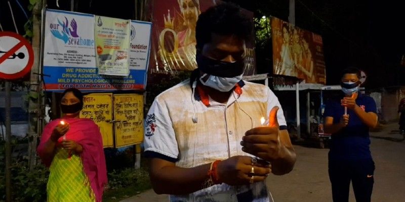 জঙ্গলে খাবারের অভাব। জঙ্গল থেকে বেরিয়ে গ্রামে ঢুকে পড়ে একটি হাতি। গ্রামবাসীরাই অবলা প্রাণীটিকে আনারস খেয়ে দেয়। আর সেই আনারসটি ছিল বাজিতে ঠাসা। 