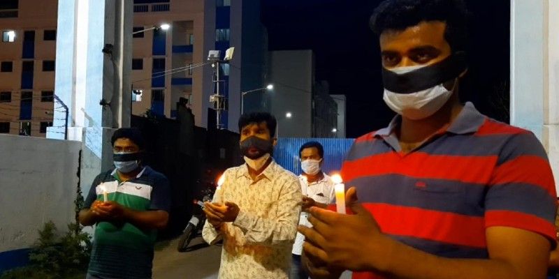 শেষপর্যন্ত নদীর জলে দাঁড়িয়ে থাকা অবস্থায় মারা যায় হাতিটি! নির্মম এই ঘটনাটি সোশ্যাল মিডিয়া প্রথম তুলে ধরেন বনদপ্তরের আধিকারিক মোহন কৃষ্ণন। তোলপাড় শুরু হয়ে যায় গোটা দেশে।
