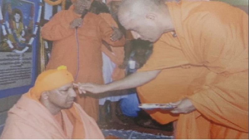 1998 से लेकर मार्च 2017 तक योगी आदित्यनाथ गोरखपुर से सांसद रहे और हर बार उनकी जीत का आंकड़ा बढ़ता ही गया। 2017 में उन्होंने उत्तर प्रदेश के मुख्यमंत्री पद की शपथ ली थी।
