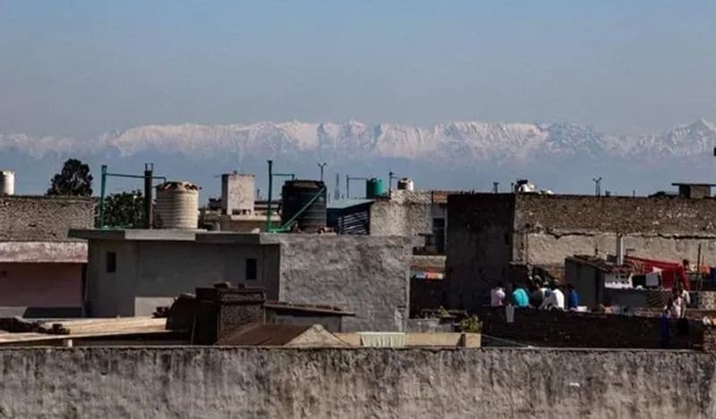 हवा में प्रदुषण का स्तर कम होने से बीते 30 साल में पहली बार करीब 200 किलोमीटर की दुरी से लोगों को हिमालय की चोटियां नजर आई। इसकी तस्वीरें तेजी से वायरल हुई। 