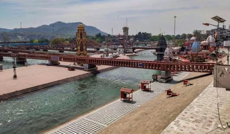 जिस गंगा नदी को साफ़ करने के लिए सरकार ने सालों में करोड़ों रूपये फूंक दिए, उसका पानी लॉकडाउन में पीने लायक हो गया। ऐसा इसलिए पॉसिबल हो पाया कि लॉकडाउन में फैक्ट्रीज बंद हो गई। इस कारण फैक्टरियों का गन्दा पानी गंगा में नहीं मिल पाया। 