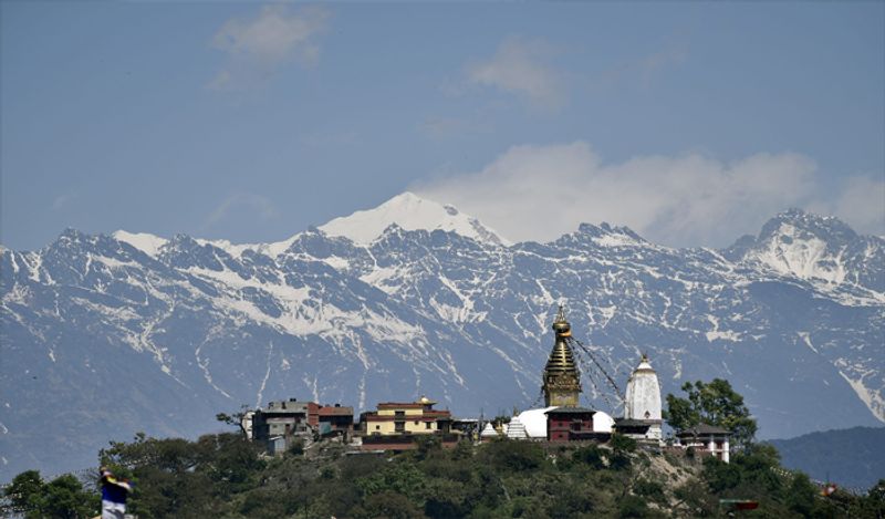 ऐसे में भारत को भी ध्यान रखना है कि लॉकडाउन में जो प्रकृति को फायदा पंहुचा है, उसे फिर से खराब ना करें। इसके लिए पेड़-पौधे लगाएं और दुनिया को साफ़ बनाए रखने में मदद करें। 