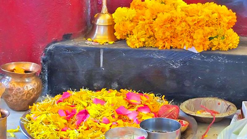 1. देवी देवताओं पर चढाए गए फूल और हार सूख जाने पर घर में नहीं रहने दें। सूखे हार-फूल को गमलों में या अन्य पेड़-पौधों की जड़ में डाल देना चाहिए।
