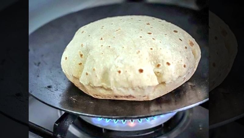 3. रोज खाना बनाते समय पहली रोटी गाय के लिए और अंतिम रोटी कुत्ते के लिए निकालकर रख दें। इससे ग्रहों के अशुभ प्रभाव खत्म हो जाते हैं।
