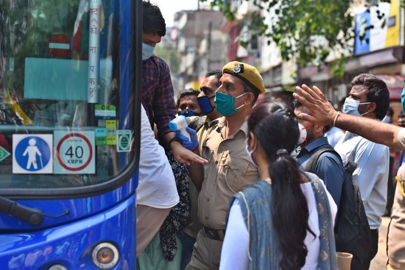 রিপোর্ট বলছে, অর্থনীতির বড় অংশ খুলে গিয়েছে, এমন ১৭টি দেশে সংক্রমণের সেকেন্ড ওয়েভ বা দ্বিতীয় ঢেউ আসার লক্ষণ নেই৷ ১৩টি দেশের ক্ষেত্রে দেখা যাচ্ছে, সেকেন্ড ওয়েভের সম্ভাবনা উড়িয়ে দেওয়া যাচ্ছে না৷ তবে ঝুঁকি তুলনামূলক কম৷ ১৫টি দেশের ক্ষেত্রে দেখা যাচ্ছে, সেকেন্ড ওয়েভের ঝুঁকি প্রবল৷ তারই মধ্যে রয়েছে ভারত৷