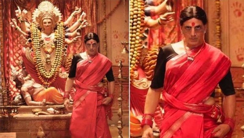 বলিউডের আক্কির আপকামিং ছবি 'লক্ষ্মী বম্ব' ছবিতে সম্পূর্ণ ভিন্ন আঙ্গিকে নজর কেড়েছেন অক্ষয় কুমার।ছবিতে পুরো অন্য লুকে নজর কেড়েছেন অক্ষয়। লাল শাড়ি, কপালে বড় টিপ, হাতে লাল চুড়ি, গলায় মঙ্গলসূত্র পরে ভয়ঙ্কর লুকে নজর কেড়েছেন অক্ষয়। এই প্রথম এরকম লুকে নজর কাড়লেন আক্কি। এর আগে এমন লুকে কখনও দেখা যায়নি অভিনেতাকে।