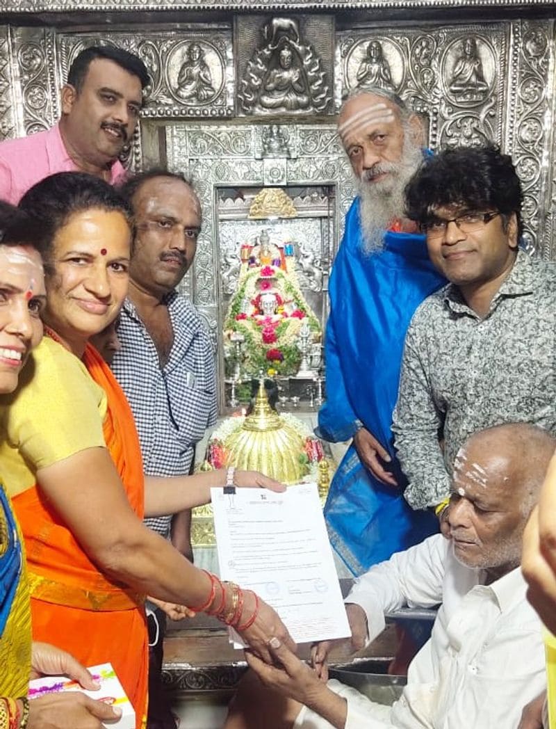 ಚಿನ್ನದ ತೇರಿಗೆ ಪುಣ್ಯಾಹ ಮಾಡಿ ದೇವಾಲಯದ ಒಳ ಭಾಗಕ್ಕೆ ತೆಗೆದುಕೊಂಡು ಹೋದ ಎಡಿಯೂರು ದೇವಾಲಯದ ಕಾರ್ಯನಿರ್ವಹಣಾಧಿಕಾರಿ ಶ್ರೀಲಕ್ಷ್ಮಿ, ಮುಖ್ಯ ಅರ್ಚಕ ಶಿವಮೂರ್ತಯ್ಯ, ಶಿಷ್ಟಾಚಾರ ಅಧಿಕಾರಿ ಸುರೇಶ್ ಮತ್ತು ದೇವಾಲಯದ ಅರ್ಚಕರು