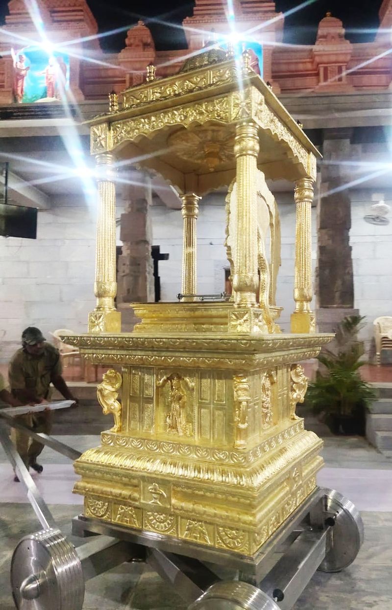 ದಾನಿಗಳಾದ ಶಿವಕುಮಾರ್ (ಶಿವಣ್ಣ) ಮತ್ತು ಕುಟುಂಬದವರಿಗೆ ಆಶೀರ್ವದಿಸಿ ಸಿದ್ಧಲಿಂಗೇಶ್ವರರು ನಿಮಗೆ ಸಕಲ ಸಂಪತ್ತನ್ನು ನೀಡಲಿ ಎಂದು ಆಶೀರ್ವದಿಸಿದ ಅರ್ಚಕರು