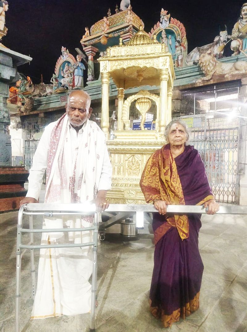 ತೇರು ನಿರ್ಮಿಸಲು ಸಂಗ್ರಹಿಸಿಟ್ಟಿದ್ದ ಚಿನ್ನದ ಜೊತೆಗೆ ತಮ್ಮ ಬೆಂಗಳೂರಿನಲ್ಲಿದ್ದ ಎರಡು ನಿವೇಶನ ಮಾರಿ ಅದರಲ್ಲಿ ಬಂದ ಹಣದಲ್ಲಿ ಸಿದ್ಧಲಿಂಗೇಶ್ವರ ದೇವಾಲಯಕ್ಕೆ ಚಿನ್ನದ ತೇರು ದಾನವಾಗಿ ನೀಡಿದ ಭಕ್ತ ಶಿವಣ್ಣ