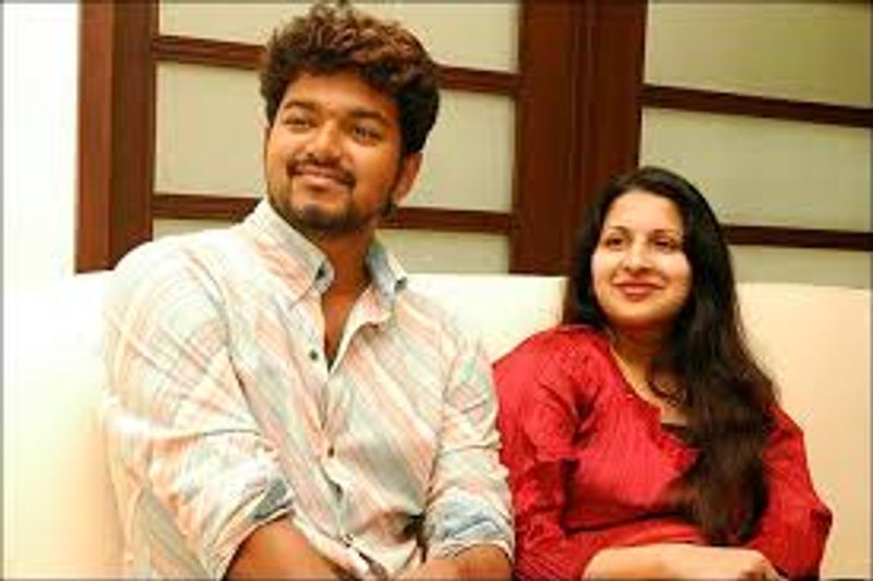 கோலிவுட் திரையுலகில் வெறித்தனமான ரசிகர்களை கொண்ட, நடிகர் விஜய்யின் தந்தை, ஆரம்ப காலத்தில் சாதாரண துணை இயக்குனராக வாழ்க்கையை துவங்கி பின், இயக்குனராக மாறியவர்.