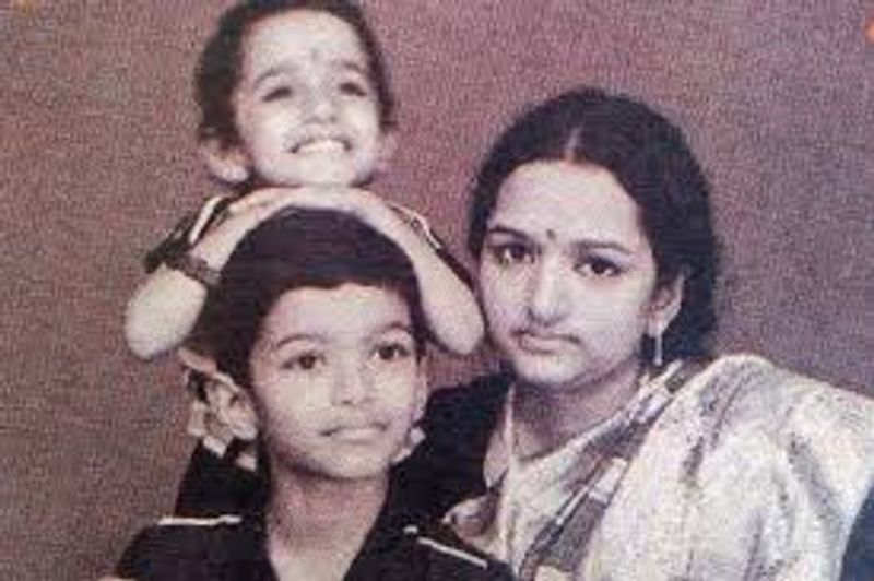தன்னுடைய அப்பா இயக்கத்தில் குழந்தை நட்சத்திரமாக நடித்து பின், கதாநாயகனாகவும் மாறினார். விஜய்யின் தாய் ஷோபனா, இசை கலைஞர் என்பதால் விஜய் அருமையாக பாடவும் செய்வார். 