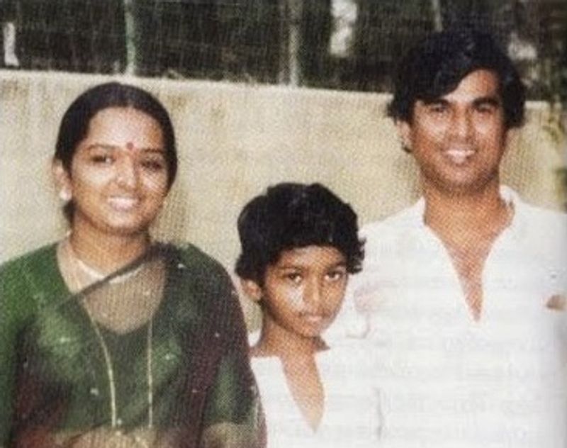 விஜய்யின் தந்தை, எஸ்.ஏ.சந்திரசேகர், இயக்குனராக அறிமுகமான ஆரம்ப காலங்களில் பெரிதாக வசதி இல்லாததால், எங்காவது குடும்பத்துடன் போக வேண்டும் என்றால் தன்னுடைய ஸ்கூட்டரில் தான் செல்வார்.