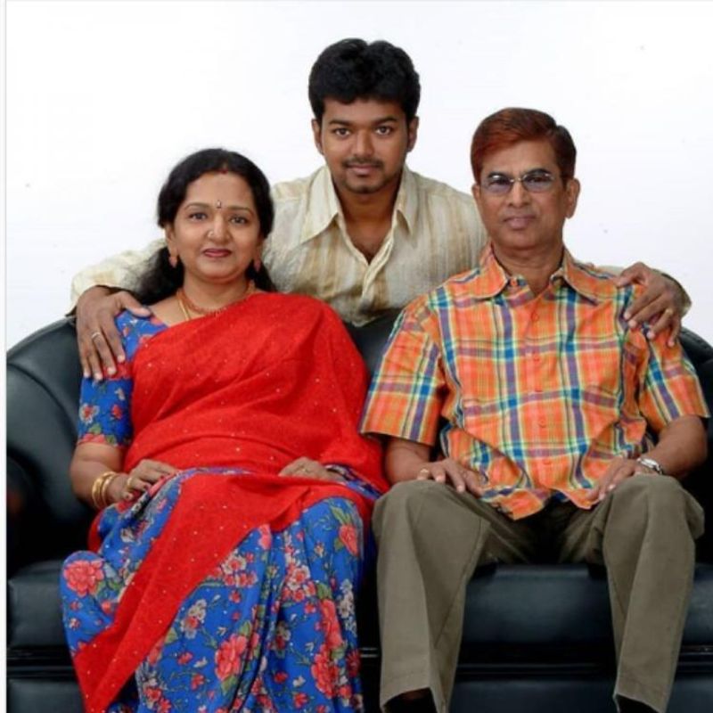 இன்று குடும்பத்துடன் மகிழ்ச்சியாகவும், முன்னணி நடிகராகவும் இருக்கும் விஜய்... இயக்குனரின் மகன் என்றாலும், பல்வேறு கஷ்டங்களுக்கு பின்பே இந்த இடத்தை அடைந்தார்.