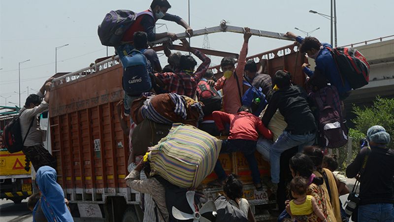 एक ट्रक में जानवरों की तरह सवारी।