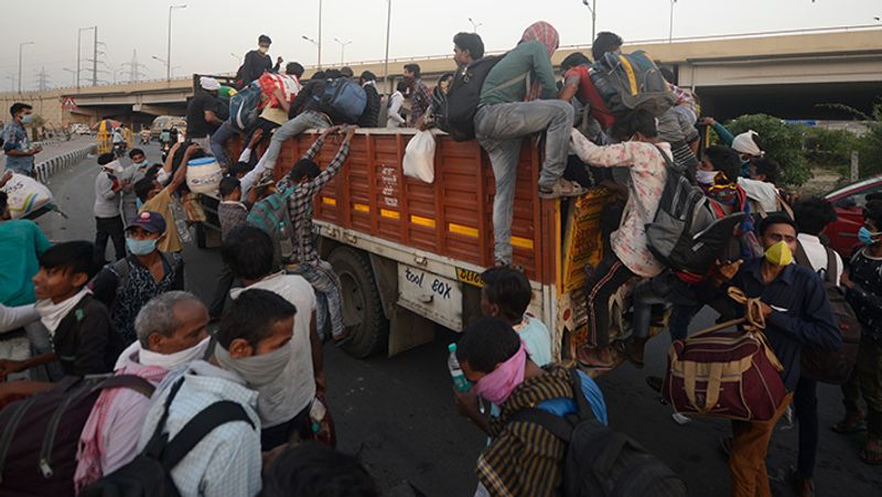 ट्रक पर चढ़ने की जद्दोजहद।
