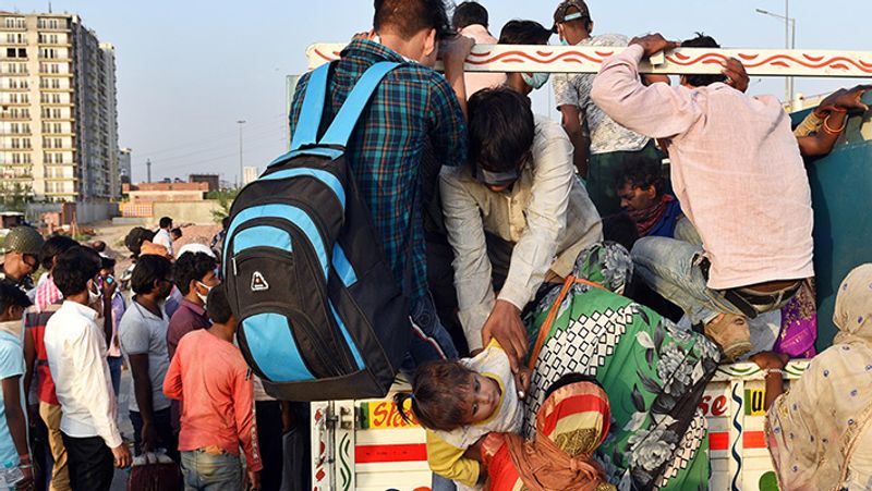 खींच लो ऊपर: इस तरह बच्चे को ट्रक में चढ़ाया।