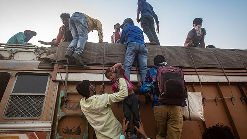 कैसे भी हो, लेकिन बच्चे को ऊपर चढ़ना मजबूरी थी।