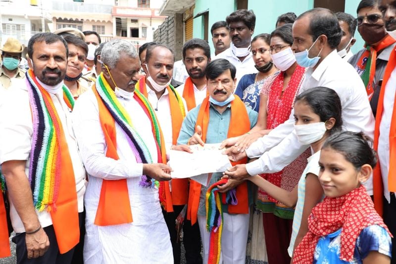 "ಜನರೇ ಪ್ರೇರಕ ನಾನು ಪ್ರಧಾನ ಸೇವಕ" ಎಂಬ ಕೇಂದ್ರ ಸರ್ಕಾರದ ಒಂದು ವರ್ಷದ ಸಾಧನೆಯ ಪ್ರತಿಯನ್ನು ಕೃಷ್ಣರಾಜ ಕ್ಷೇತ್ರದ ಮೂಲಕ ಪ್ರತಿ ಮನೆಗೆ ತಲುಪಿಸುವ ಕಾರ್ಯಕ್ಕೆ ಸಹಕಾರ ಮತ್ತು ಜಿಲ್ಲಾ ಉಸ್ತುವಾರಿ ಸಚಿವರಾದ ಎಸ್.ಟಿ.ಸೋಮಶೇಖರ್ ಮೈಸೂರಿನಲ್ಲಿ ಚಾಲನೆ ನೀಡಿದ್ದಾರೆ. ಇಲ್ಲಿವೆ ಫೋಟೋಸ್