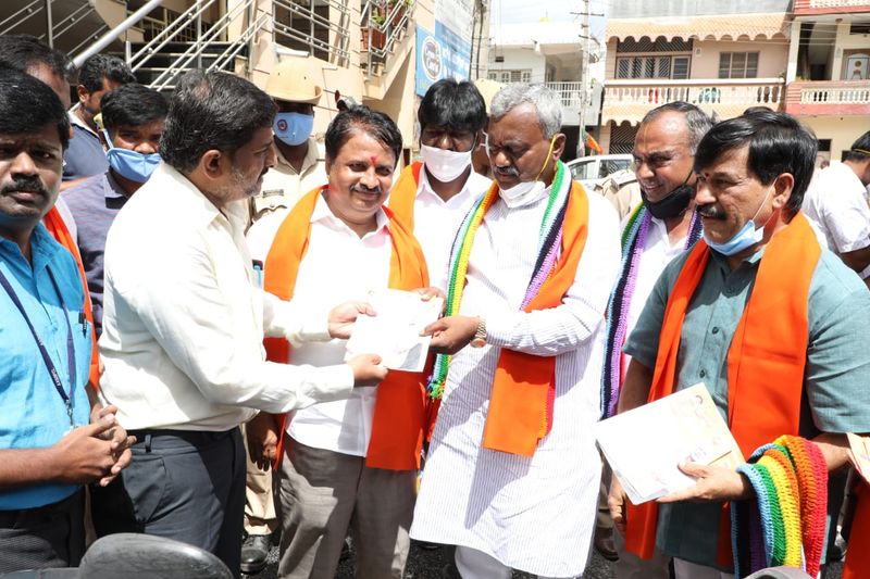 "ಜನರೇ ಪ್ರೇರಕ ನಾನು ಪ್ರಧಾನ ಸೇವಕ" ಎಂಬ ಕೇಂದ್ರ ಸರ್ಕಾರದ ಒಂದು ವರ್ಷದ ಸಾಧನೆಯ ಪ್ರತಿಯನ್ನು ಕೃಷ್ಣರಾಜ ಕ್ಷೇತ್ರದ ಮೂಲಕ ಪ್ರತಿ ಮನೆಗೆ ತಲುಪಿಸುವ ಕಾರ್ಯಕ್ಕೆ ಚಾಲನೆ ನೀಡಿದ್ದಾರೆ