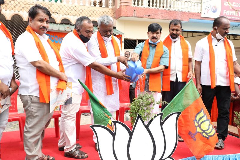 ಯಾವುದೇ ಒಂದು ಕೇಂದ್ರ ಸರ್ಕಾರದ ಯೋಜನೆ ಇದ್ದರೂ ಅದನ್ನು ಮೊದಲು ಕಾರ್ಯಾರಂಭ ಮಾಡುವುದು ಶಾಸಕರಾದ ರಾಮದಾಸ್ ಅವರು. ಅದೇ ರೀತಿ ನಾಳೆ ಶಾಸಕರಾದ ನಾಗೇಂದ್ರ ಅವರೂ ಸಹ ಚಾಲನೆ ನೀಡಲಿದ್ದಾರೆ ಎಂದು ಸಚಿವರು ಹೇಳಿದ್ದಾರೆ.