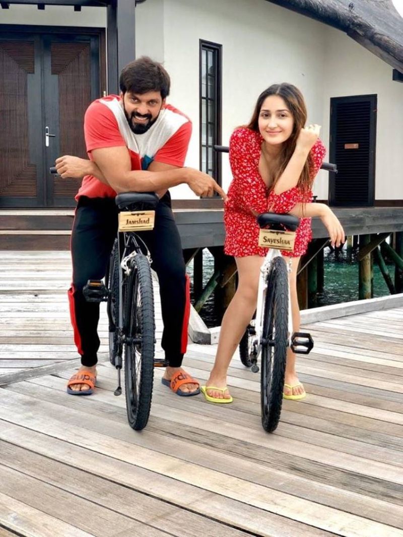 திருமணத்திற்கு பிறகு குடும்பம், கணவர், குழந்தைகள் என்று செட்டில் ஆவார் என நினைத்தால், முன்பை விட இப்போது தான் கவர்ச்சியில் ரசிகர்களை கிறங்கடிக்கிறார் சயீஷா.