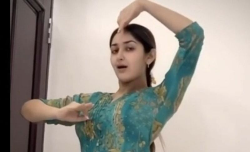 மே முதல் வாரத்தில் சாயிஷா கறுப்பு நிற கவர்ச்சி உடையில் நடனமாடிய வீடியோ ஒன்றை வெளியிட்டிருந்தார். அதை பார்த்த ரசிகர்கள் பலரும் என்ன லாக்டவுனில் அதிகமாக சாப்பிட்டதால் குண்டாகிவிட்டீர்களா? என நக்கலடித்தனர். அதன் பின்னர் இரண்டாவது வாரம் வெளியான வீடியோவில் சுடிதாரில் தரிசனம் கொடுத்த சாயிஷா, லேசான டான்ஸ் ஸ்டெப்சை மட்டுமே பகிர்ந்திருந்தார். அதில் பார்க்க சாயிஷா இன்னும் குண்டானது போல் தெரிந்தது, அதற்கு காரணம் சாயிஷா கர்ப்பமாக இருப்பது தான் என கோலிவுட் வட்டாரத்தில் கிசுகிசுக்கப்படுகிறது.