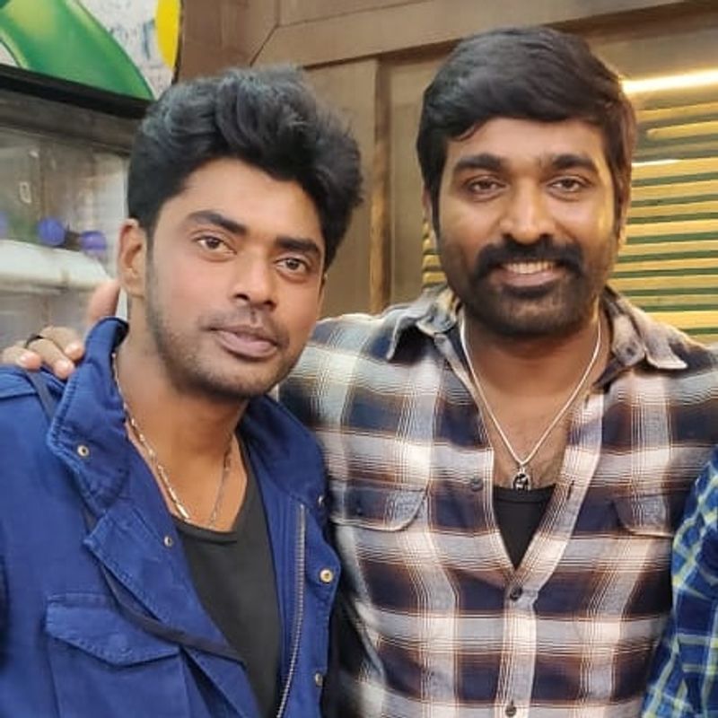 விஜய் சேதுபதி சங்கத்தமிழன் படத்தில் பணி செய்த போது எடுத்த புகைப்படம் 