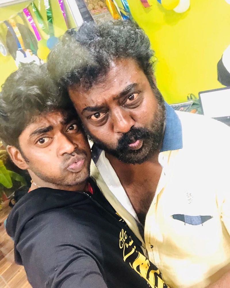 பிக்பாஸ்ஸில் இணைந்தவர்கள் பருத்திவீரன் சரவணன் மற்றும் சாண்டி எடுத்த புகைப்படம்