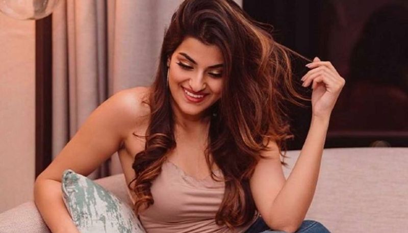সঞ্জনা বন্দ্যোপাধ্যায়ঃ যশ দাশগুপ্তার নায়িকা সঞ্জনা বন্দ্যোপাধ্যায়ও আটকে গিয়েছেন মুম্বইতে। তিনি সেখানে মায়ের সঙ্গে থাকছেন সঞ্জনা। 