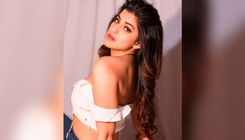 সম্প্রতি তাঁর দাদু গত হয়েছেন। ইনস্টাগ্রামে পোস্ট করে তিনি বলেছিলেন, মুম্বইতে আটকে থাকার জন্য দাদুর শ্রাদ্ধানুষ্ঠানে উপস্থিত থাকতে পারেননি তিনি। দাদুর সঙ্গে সঞ্জনার বেশ ঘনিষ্ঠতা ছিল, বলেই জানিয়েছেন অভিনেত্রী। 