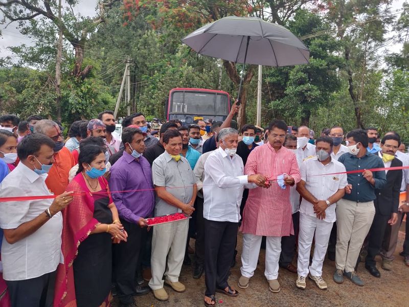 ಜಿಲ್ಲಾಡಳಿತ, ರಾಜೀವ್ ಗಾಂಧಿ ವಸತಿ ನಿಗಮ ನಿಯಮಿತ ವತಿಯಿಂದ ಪುನರ್ವಸತಿ ಯೋಜನೆ ಅಡಿ ಜಂಬೂರಿನಲ್ಲಿ ಸಂತ್ರಸ್ತರಿಗೆ ನಿರ್ಮಿಸಿರುವ 383 ಹಾಗೂ ಮದೆನಾಡಿನಲ್ಲಿ 80 ಮನೆಗಳನ್ನು ಕೊಡಗು ಜಿಲ್ಲಾ ಉಸ್ತುವಾರಿ ಸಚಿವ ವಿ.ಸೋಮಣ್ಣ ಮತ್ತು ಕಂದಾಯ ಸಚಿವ ಆರ್.ಅಶೋಕ್ ಅವರು ಮನೆ ಹಕ್ಕು ಪತ್ರ ಹಾಗೂ ಕೀ ನೀಡುವ ಮೂಲಕ ಗುರುವಾರ ಹಸ್ತಾಂತರಿಸಿದರು.
