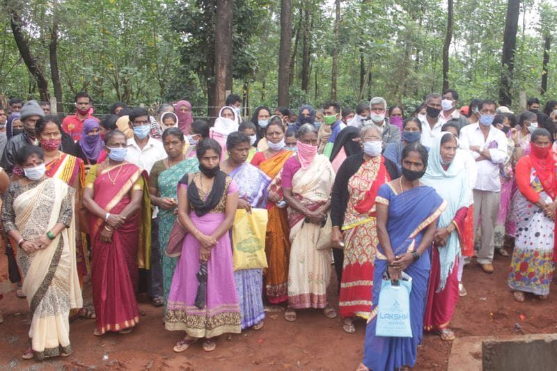 ಸೋಮವಾರಪೇಟೆ ತಾಲೂಕಿನ ಜಂಬೂರು ಗ್ರಾಮದ ಫೀಲ್ಡ್ ಮಾರ್ಷಲ್ ಕೆ.ಎಂ. ಕಾರ್ಯಪ್ಪ ಬಡಾವಣೆಯಲ್ಲಿ ಸಂತ್ರಸ್ತರಿಗೆ ಮನೆ ಹಸ್ತಾಂತರ ಮಾಡಿದರು.