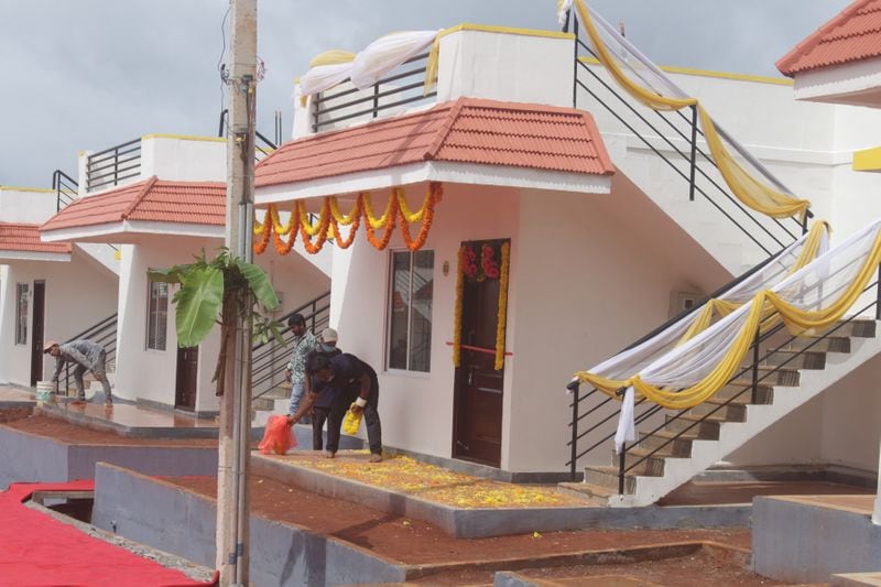 ಈ ಸಂತ್ರಸ್ತ ಕುಟುಂಬಗಳಿಗೆ ಶಾಶ್ವತ ಸೂರು ಕಲ್ಪಿಸುವ ನಿಟ್ಟಿನಲ್ಲಿ ಸರ್ಕಾರ ಸೂಕ್ತ ಸ್ಥಳ ಗುರುತಿಸಿ ಪ್ರತೀ ಮನೆಗೆ 9.85 ಲಕ್ಷ ರು. ವೆಚ್ಚದಲ್ಲಿ ಎರಡು ಬೆಡ್ರೂಮ್ ಒಳಗೊಂಡ ಸುಸಜ್ಜಿತ ಮನೆಗಳನ್ನು ನಿರ್ಮಿಸಿದೆ.