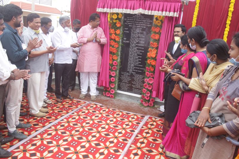 ಜಂಬೂರಿನಲ್ಲಿ ನಿರ್ಮಿಸಿರುವ ಮನೆಗಳನ್ನು ಮಕ್ಕಂದೂರು, ಹೆಮ್ಮೆತಾಳು, ಮುಕ್ಕೋಡ್ಲು, ಆವಂಡಿ, ಹೊದಕಾನ, ಮೇಘತ್ತಾಳು, ಮಡಿಕೇರಿ ನಗರ, ಹಾಲೇರಿ, ಕಾಂಡನಕೊಲ್ಲಿ, ಹಾಡಗೇರಿ, ಮುವತ್ತೋಕ್ಲು, ಕಡಂದಾಳು, ಗರ್ವಾಲೆ, ಅತ್ತೂರು ನಲ್ಲೂರು, 2 ನೇ ಮೊಣ್ಣಂಗೇರಿ, ಕಣಂರ್ಗೇರಿ, ಜೋಡುಪಾಲ, ಮದೆ, ಕಾಟಕೇರಿ ಮತ್ತಿತರ ಗ್ರಾಮದ ಸಂತ್ರಸ್ತರಿಗೆ ಹಸ್ತಾಂತರಿಸಲಾಯಿತು.