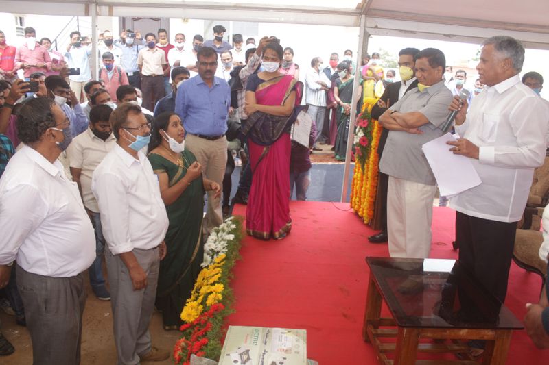 ಜಿಲ್ಲೆಯಲ್ಲಿ 2018ರ ಆಗಸ್ಟ್ನಲ್ಲಿ ಸುರಿದ ಧಾರಾಕಾರ ಮಳೆಗೆ ಸಂತ್ರಸ್ತರಾದ ಕುಟುಂಬಗಳಿಗೆ ಈಗಾಗಲೇ ಕರ್ಣಂಗೇರಿಯಲ್ಲಿ 35 ಮನೆ, ಜಂಬೂರು 383 ಮತ್ತು ಮದೆ ಗ್ರಾಮದ ಬಳಿ 80 ಸೇರಿ ಒಟ್ಟು 498 ಮನೆಗಳನ್ನು ಹಸ್ತಾಂತರಿಸಲಾಗಿದೆ.