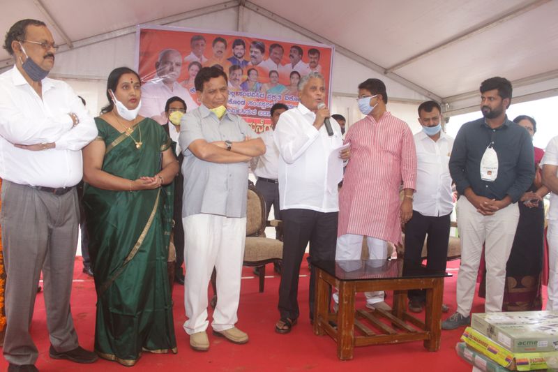 ಉಳಿದಂತೆ ಬಿಳಿಗೇರಿ ಬಳಿ 22 ಮನೆ, ಗಾಳಿಬೀಡು ಬಳಿ 140 ಮತ್ತು ಕೆ.ನಿಡುಗಣೆ ಬಳಿ 80 ಮನೆಗಳನ್ನು ನಿರ್ಮಿಸಲಾಗುತ್ತಿದ್ದು, ಈ 242 ಮನೆಗಳನ್ನು 6-7 ತಿಂಗಳಲ್ಲಿ ಸಂತ್ರಸ್ತರಿಗೆ ಹಸ್ತಾಂತರಿಸಲಾಗುವುದು ಎಂದು ಜಿಲ್ಲಾ ಉಸ್ತುವಾರಿ ಸಚಿವ ವಿ.ಸೋಮಣ್ಣ ತಿಳಿಸಿದ್ದಾರೆ.