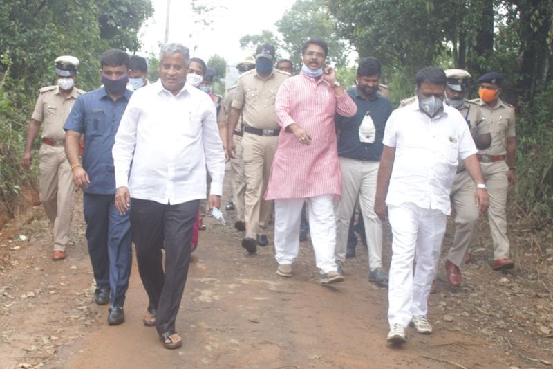 ಮನೆ ಹಸ್ತಾಂತರ ಸಂದರ್ಭ ಮಡಿಕೇರಿ ಶಾಸಕ ಎಂ.ಪಿ. ಅಪ್ಪಚ್ಚು ರಂಜನ್, ವಿರಾಜಪೇಟೆ ಶಾಸಕ ಕೆ.ಜಿ.ಬೋಪಯ್ಯ, ಕೊಡಗು ಜಿ.ಪಂ. ಅಧ್ಯಕ್ಷ ಬಿ.ಎ. ಹರೀಶ್, ಸಂಸದ ಪ್ರತಾಪ್ ಸಿಂಹ, ವಿಧಾನ ಪರಿಷತ್ ಸದಸ್ಯರಾದ ಎಂ.ಪಿ. ಸುನೀಲ್ ಸುಬ್ರಮಣಿ, ಶಾಂತೆಯಂಡ ವೀಣಾ ಅಚ್ಚಯ್ಯ, ಸೋಮವಾರಪೇಟೆ ತಾ.ಪಂ. ಅಧ್ಯಕ್ಷ ಪುಷ್ಪರಾಜ್, ಮಾದಾಪುರ ಗ್ರಾ.ಪಂ. ಅಧ್ಯಕ್ಷೆ ಲತಾ ಎನ್., ವಸತಿ ಇಲಾಖೆಯ ಕಾರ್ಯದರ್ಶಿ ಮನೋಜ್ ಕುಮಾರ್ ಮೀನಾ, ರಾಜೀವ್ ಗಾಂವಸತಿ ನಿಗಮದ ವ್ಯವಸ್ಥಾಪಕ ನಿರ್ದೇಶಕ ವಿ. ರಾಮ್ ಪ್ರಸಾಥ್ ಮನೋಹರ್, ಜಿಲ್ಲಾಧಿಕಾರಿ ಅನೀಸ್ ಕಣ್ಮಣಿ ಜಾಯ್, ಜಿಲ್ಲಾ ಪೊಲೀಸ್ ವರಿಷ್ಠಾಧಿಕಾರಿ ಸುಮನ್ ಡಿ. ಪನ್ನೇಕರ್, ಜಿ.ಪಂ. ಸಿಇಒ ಕೆ. ಲಕ್ಷ್ಮೇಪ್ರಿಯ ಇತರರು ಇದ್ದರು.