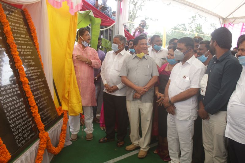ಇಸ್ಫೋಸಿಸ್ ವತಿಯಿಂದ 250 ಮನೆಗಳನ್ನು ನಿರ್ಮಿಸಲಾಗುತ್ತಿದ್ದು, ಅದನ್ನೂ ಹಸ್ತಾಂತರಿಸಲಾಗುವುದು. ಸರ್ಕಾರ 9.85 ಲಕ್ಷ ರು. ವೆಚ್ಚದಲ್ಲಿ ಸುಸಜ್ಜಿತ ಮನೆಗಳನ್ನು ನಿರ್ಮಿಸಿದ್ದು, ಇದು ರಾಜ್ಯಕ್ಕೆ ಮಾದರಿಯಾಗಿದೆ. ಆದ್ದರಿಂದ ಯಾವುದೇ ಕಾರಣಕ್ಕೂ ಮನೆ ಮಾರಿಕೊಳ್ಳಬಾರದು ಎಂದು ಜಿಲ್ಲಾ ಉಸ್ತುವಾರಿ ಸಚಿವರು ಕೋರಿದರು.