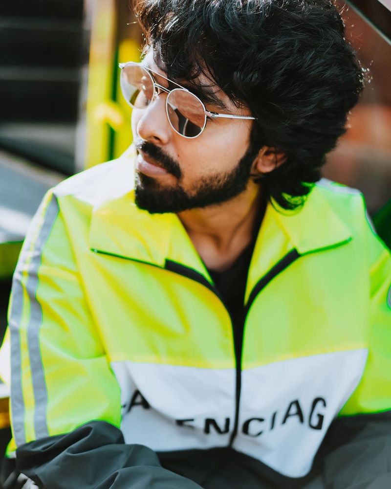 ஸ்டைலிஷ் லுக்கில் பெண்களை கவர்ந்த ஜி.வி.பிரகாஷ் ஸ்டைலிஷ் போட்டோஸ் !