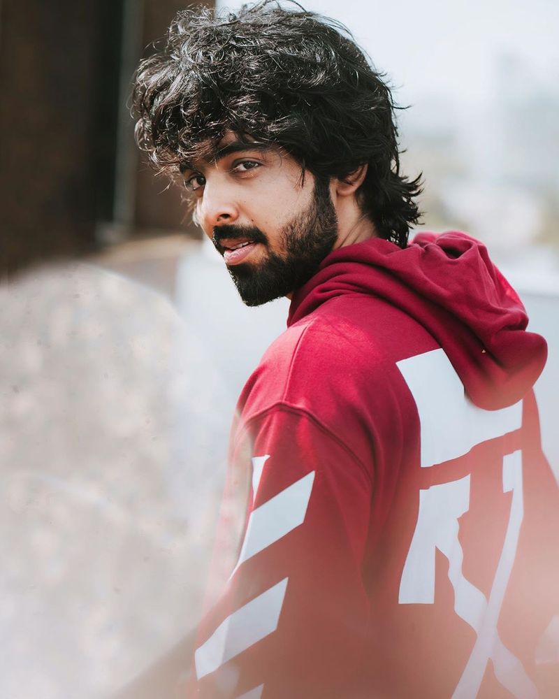 அழகிய கர்லிங் ஹேர் வைத்து கொண்டு ரா போட்டோ ஷூட் செய்து அசத்திய ஜி.வி