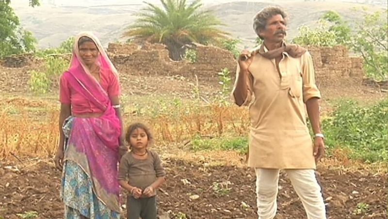 अपनी पत्नी और बच्चे के साथ खेत में शंकरलाल।