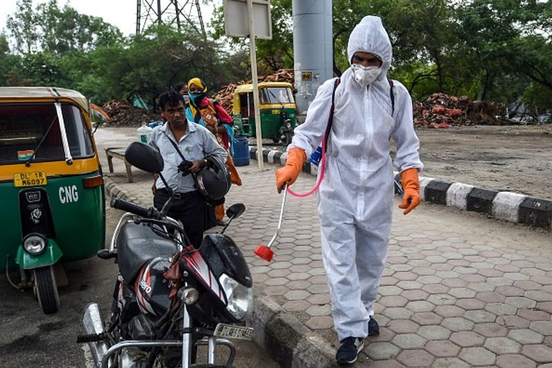 24 मार्च से बंद है दिल्ली मेट्री
दिल्ली मेट्रो की सर्विस देश में लॉकडाउन लागू होने के बाद से ही बंद है। 24 मार्च के बाद से मेट्रो नहीं चली है, इसके अलावा अभी ये कब चलेगी तय नहीं हुआ है।
