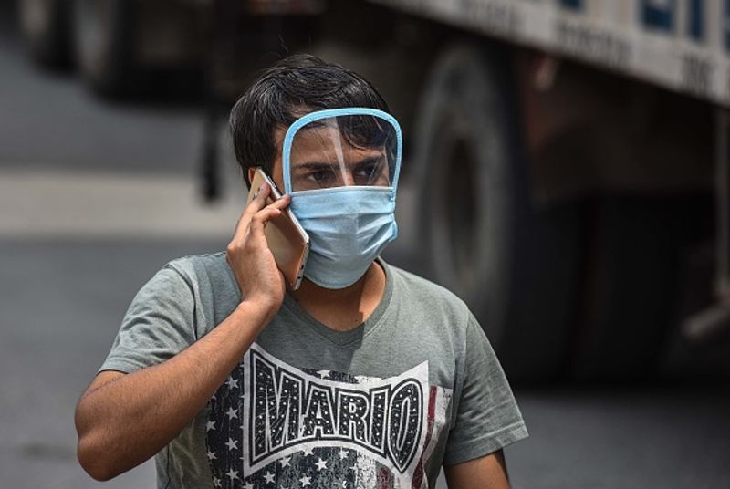 एक मेड से 20 लोगों को हुआ कोरोना
पीतमपुरा इलाके के तरुण एंक्लेव में एक मेड से 20 लोग कोरोना संक्रमित पाए गए। 750 से ज्यादा लोगों को सेल्फ क्वारंटाइन में रहने को कहा गया है। इस इलाके को अब कंटेनमेंट जोन घोषित कर दिया गया है। 