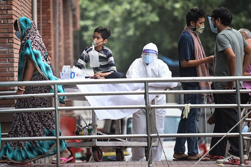 3 जून को कंटेनमेंट जोन घोषित किया गया
कोरोना के मामले को बढ़ता देख 3 जून को इस पूरे एरिया को कंटेनमेंट जोन घोषित कर दिया गया है। साथ ही तरुण एंक्लेव में मकान नम्बर 130 से लेकर 340 तक के 750 से ज्यादा लोगों को सेल्फ क्वारंटाइन में रहने को कहा गया है।
