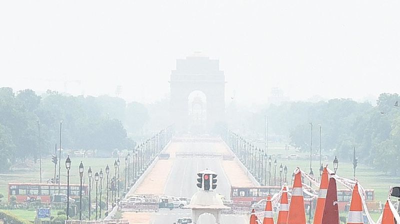 बच्चे से कॉलोनी के अन्य लोगों को हुआ कोरोना
बच्चों से यह संक्रमण कॉलोनी में खेलने वाले अन्य बच्चों को हुआ और फिर उन बच्चों से परिवार वालों में फैल गया। घर के बड़े लोग रोज शाम पार्क भी जाया करते थे, जहां से संक्रमण अन्य लोगों में हुआ और फिर अन्य घरों तक फैल गया। ये सिलसिला तब तक जारी रहा, जब एक व्यक्ति ने बुखार और कोरोना जैसे लक्षण होने पर जांच करवाई।
